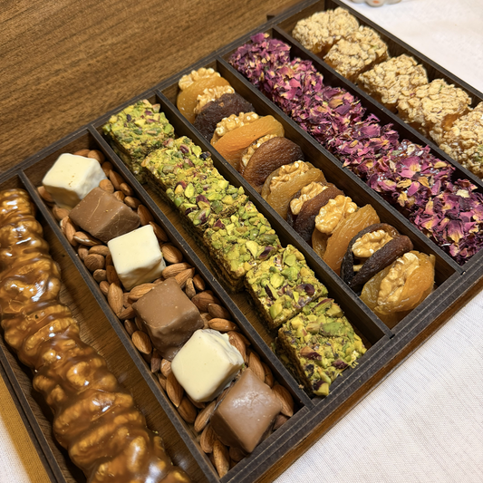 İsme Özel Ahşap Kutuda Karışık Kayısım Lokum & Atıştırmalık